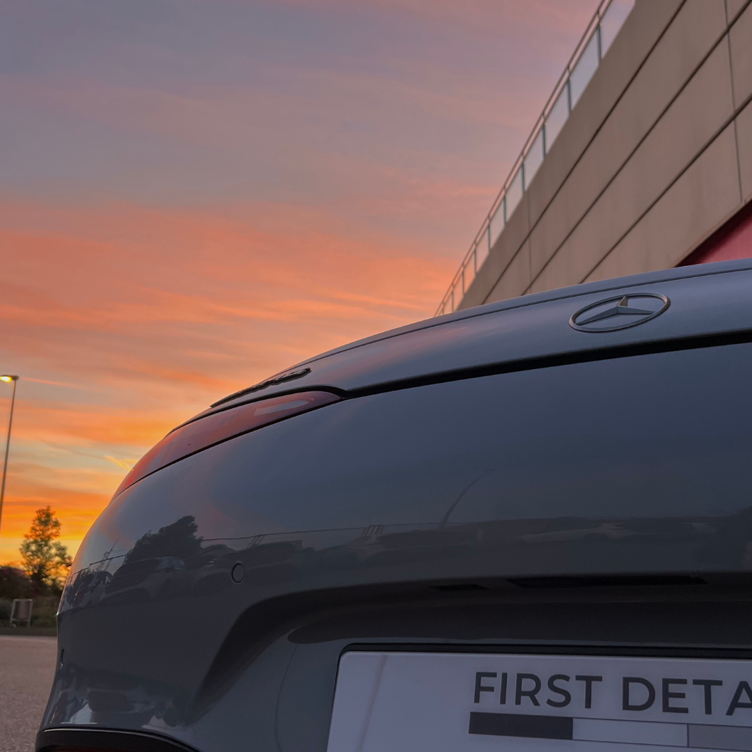 Heckdetail eines Mercedes bei Sonnenuntergang mit einem First Detail-Kennzeichen
